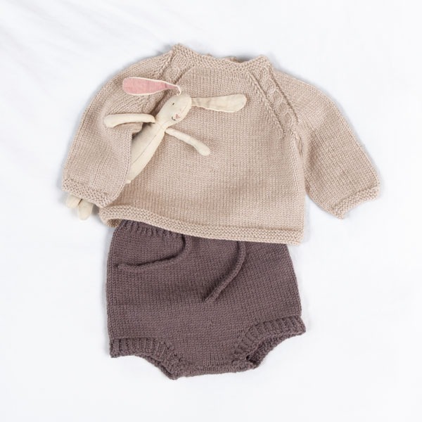 Stickat-trja-Kamelia-med-blj-2.jpeg Stickad tröja Kamelia med blöjbyxa - garnpaket från Bluum i Sunset in Sahara