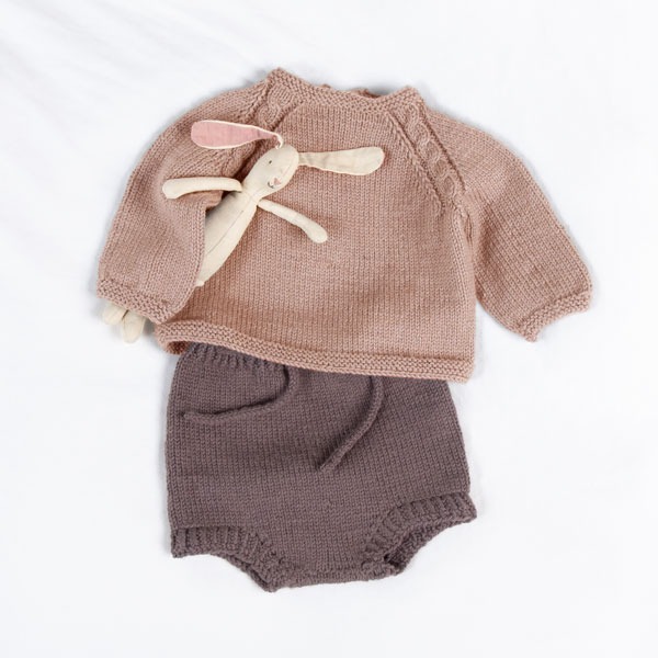 Stickad tröja Kamelia med blöjbyxa - garnpaket från Bluum i Sunset in Sahara