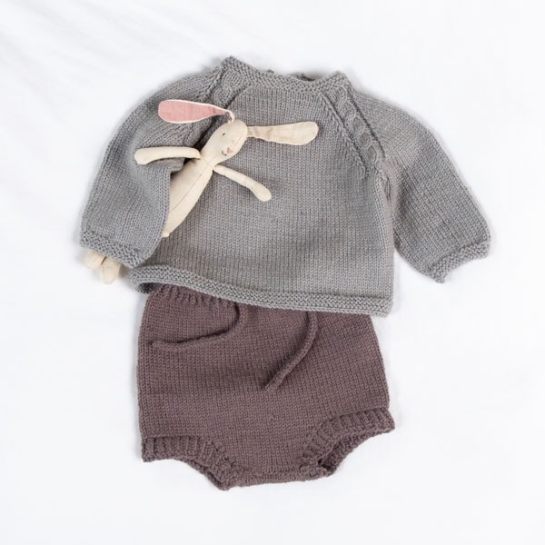 Stickad tröja Kamelia med blöjbyxa - garnpaket från Bluum i Sunset in Sahara