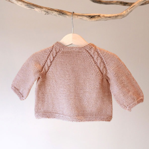 Stickad tröja Kamelia med blöjbyxa - garnpaket från Bluum i Sunset in Sahara