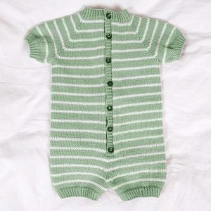 Stickad overall Sommaroverall m/ränder - garnpaket i Bluum Soft Merino Ull