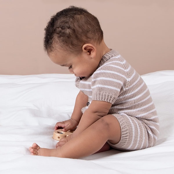 Stickad overall Sommaroverall m/ränder - garnpaket i Bluum Soft Merino Ull