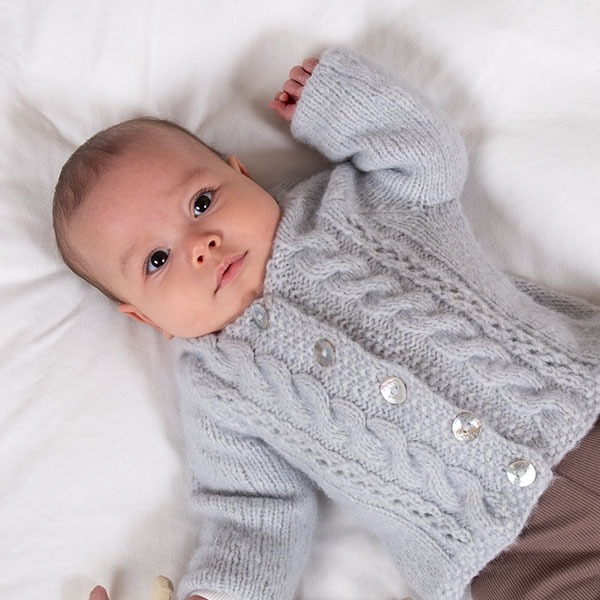 Strickad kofta Fläta m/mössa - garnpaket från Bluum i Fluffy