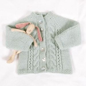 Strickad kofta Fläta m/mössa - garnpaket från Bluum i Fluffy