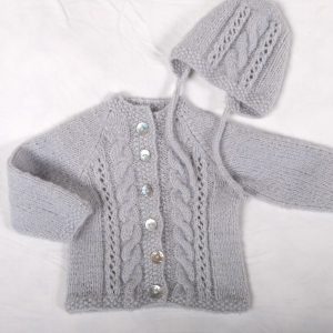 Strickad kofta Fläta m/mössa - garnpaket från Bluum i Fluffy