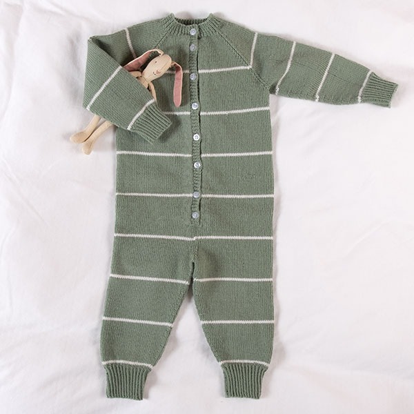 Stickad overall Vårränder - garnpaket i Bluum Soft Merino Ull