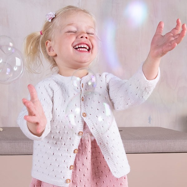 Strikkejakke-Madicken-garnpa-2-1-1.jpeg Stickad kofta Madicken - garnpaket i Bluum Soft Merino Ull