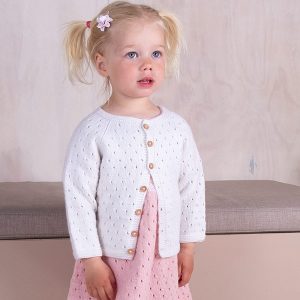 Stickad kofta Madicken - garnpaket i Bluum Soft Merino Ull