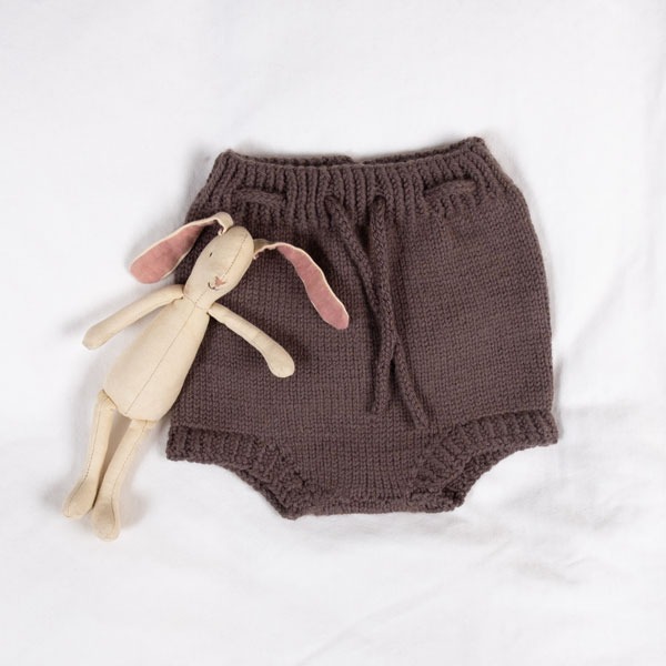 Stickad tröja Kamelia med blöjbyxa - garnpaket från Bluum i Sunset in Sahara