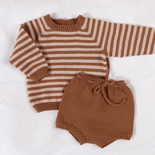 Strikkesett-Genser-og-bleiebuk-1-1-1.jpeg Stickat set Tröja och blöjbyxa ränder - garnpaket i Bluum Soft Merino Ull