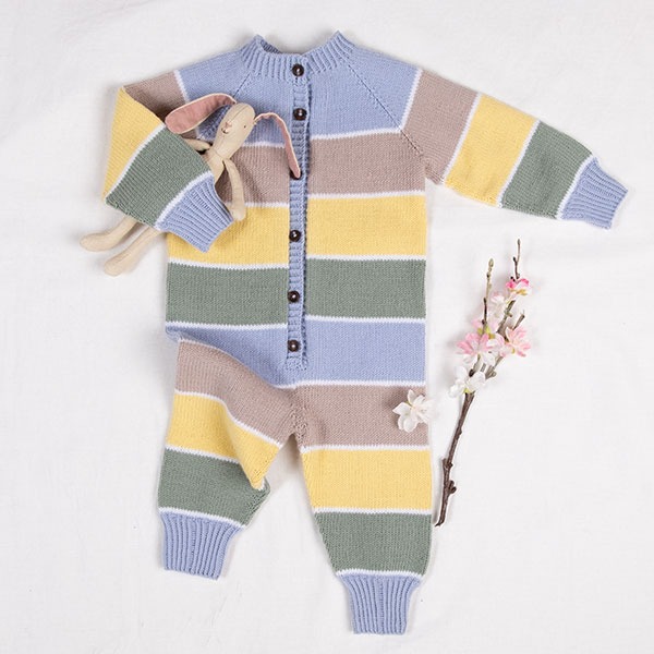 Stickad overall Sockervadd med raglan - garnpaket i Bluum Soft Merino Ull