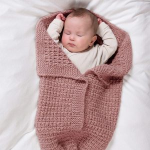 Stickad Myspåse Klara - garnpaket från Bluum i Møy alpacka och ull