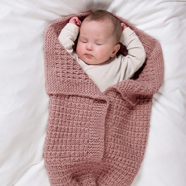 Stickad Myspåse Klara - garnpaket från Bluum i Møy alpacka och ull