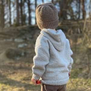 Stickad luvtröja Vårbris - garnpaket från Bluum i Fluffy