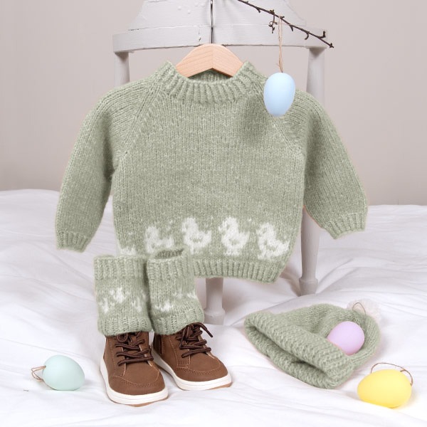 Stickad tröja Lilla Kyckling m/luva och benvärmare - garnpaket från Bluum i Fluffy och Faerytale