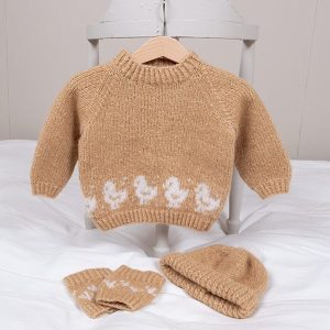 Stickad tröja Lilla Kyckling m/luva och benvärmare - garnpaket från Bluum i Fluffy och Faerytale