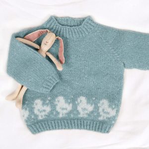 Stickad tröja Lilla Kyckling m/luva och benvärmare - garnpaket från Bluum i Fluffy och Faerytale