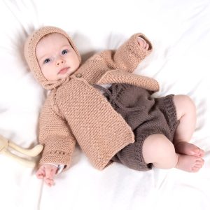 Stickat set Kamelia med blöjbyxa - garnpaket från Bluum i Sunset in Sahara