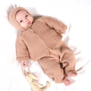 Stickat set Kamelia med byxor, enfärgad - garnpaket från Bluum i Sunset in Sahara