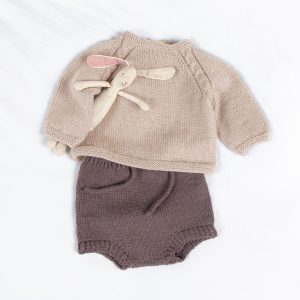 Stickad tröja Kamelia med blöjbyxa - garnpaket från Bluum i Sunset in Sahara