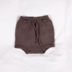 Stickad blöjbyxa Kamelia - garnpaket från Bluum i Sunset in Sahara