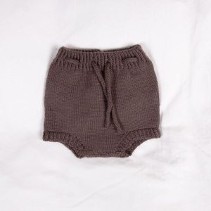 Stickad blöjbyxa Kamelia - garnpaket från Bluum i Sunset in Sahara