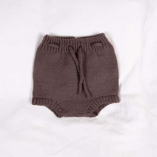 Stickad blöjbyxa Kamelia - garnpaket från Bluum i Sunset in Sahara