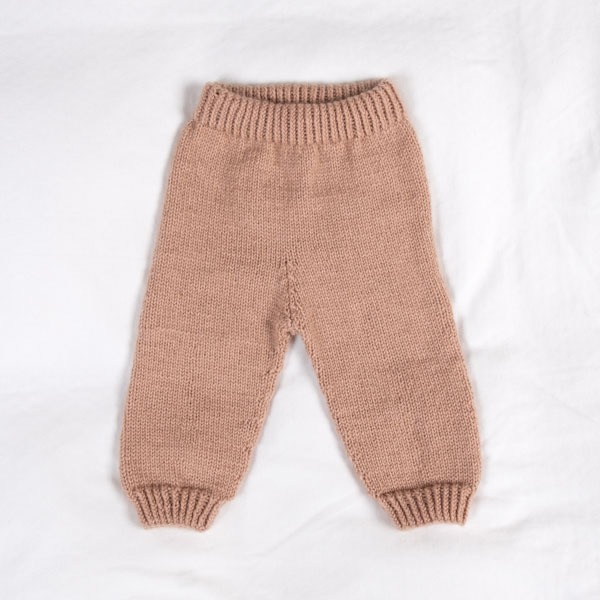 Stickad byxa Kamelia - garnpaket från Bluum i Sunset in Sahara