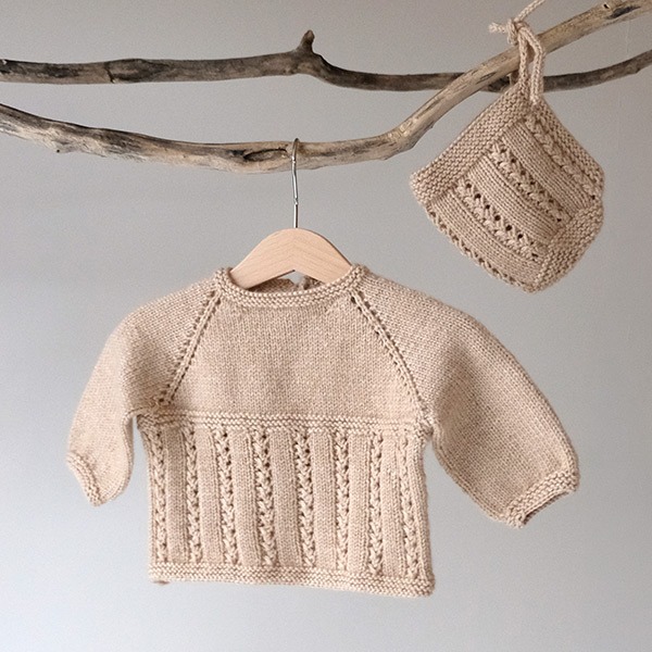 Stickad tröja Kamilla m/bebismössa - garnpaket från Bluum i Sunset in Sahara