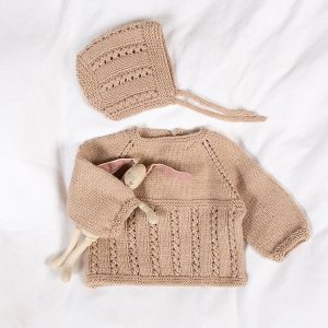 Stickad tröja Kamilla m/bebismössa - garnpaket från Bluum i Sunset in Sahara