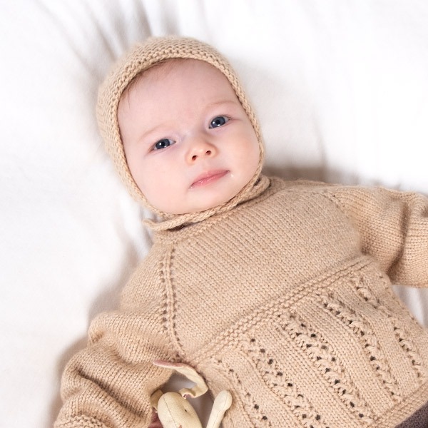 Stickad tröja Kamilla m/bebismössa - garnpaket från Bluum i Sunset in Sahara