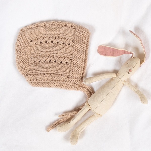 Stickad tröja Kamilla m/bebismössa - garnpaket från Bluum i Sunset in Sahara