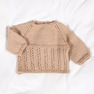 Stickad tröja Kamilla m/bebismössa - garnpaket från Bluum i Sunset in Sahara