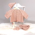 Stickat set Kamelia med byxor, enfärgad - garnpaket från Bluum i Sunset in Sahara