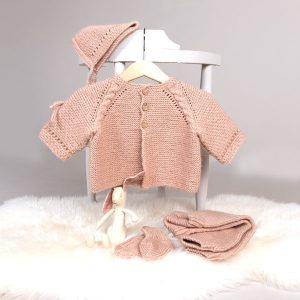 Stickat set Kamelia med byxor, enfärgad - garnpaket från Bluum i Sunset in Sahara