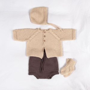 Stickat set Kamelia med blöjbyxa - garnpaket från Bluum i Sunset in Sahara