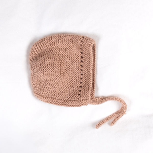 Stickat set Kamelia med blöjbyxa - garnpaket från Bluum i Sunset in Sahara