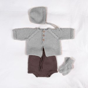 Stickat set Kamelia med blöjbyxa - garnpaket från Bluum i Sunset in Sahara