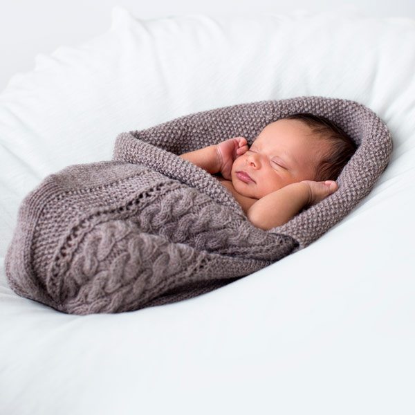 Flette_brun_hoved_600-1.jpg Stickad Myspåse Fläta - garnpaket i Bluum Pure Eco Baby Wool