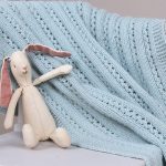 Stickad Barnvagnsfilt Ida - garnpaket i Bluum Soft Merino Ull
