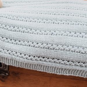 Stickad Barnvagnsfilt Ida - garnpaket i Bluum Soft Merino Ull