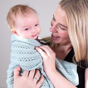 Stickad Barnvagnsfilt Ida - garnpaket i Bluum Soft Merino Ull
