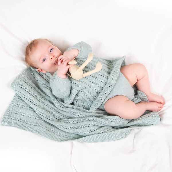 Stickad Barnvagnsfilt Ida - garnpaket i Bluum Soft Merino Ull