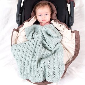 Stickad Barnvagnsfilt Ida - garnpaket i Bluum Soft Merino Ull