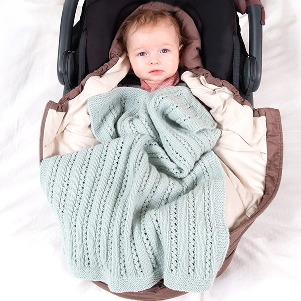 Stickad Barnvagnsfilt Ida - garnpaket i Bluum Soft Merino Ull