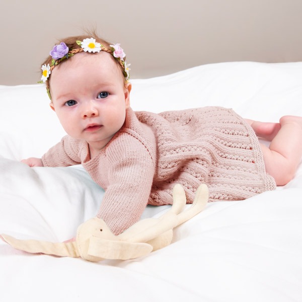 Stickad Bebisklänning Ida m/body - garnpaket i Bluum Soft Merino Ull