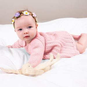 Stickad Bebisklänning Ida m/body - garnpaket i Bluum Soft Merino Ull