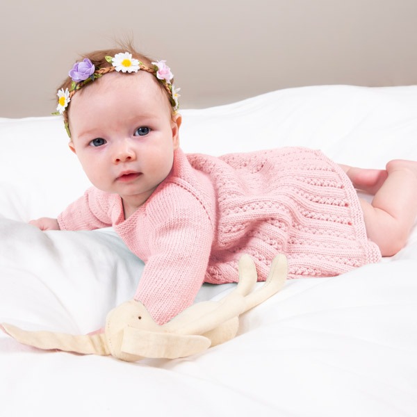 Stickad Bebisklänning Ida m/body - garnpaket i Bluum Soft Merino Ull