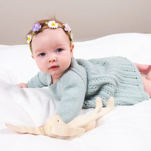 Stickad Bebisklänning Ida m/body - garnpaket i Bluum Soft Merino Ull