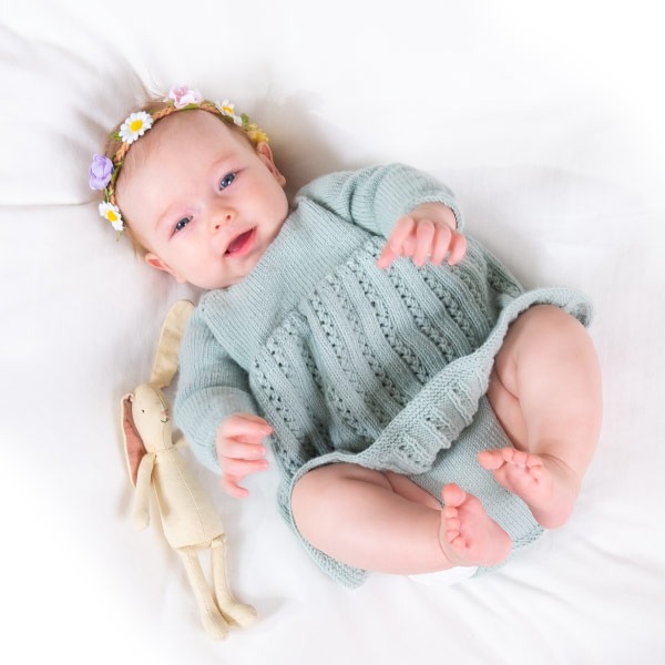 Stickad Bebisklänning Ida m/body - garnpaket i Bluum Soft Merino Ull